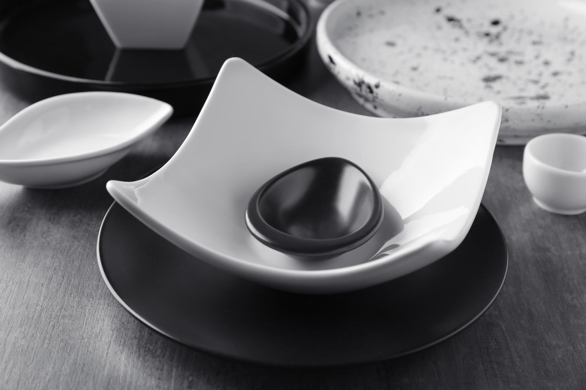 Cucina professionale con attrezzi lucenti e piatti impiattati
